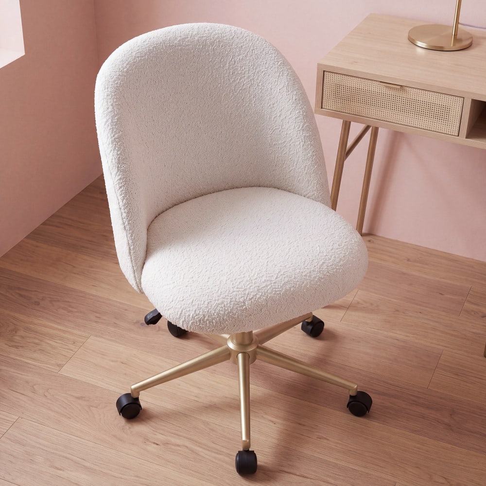 Chaise Mauricette Maisons du Monde en bouclette blanche et acier finition laiton