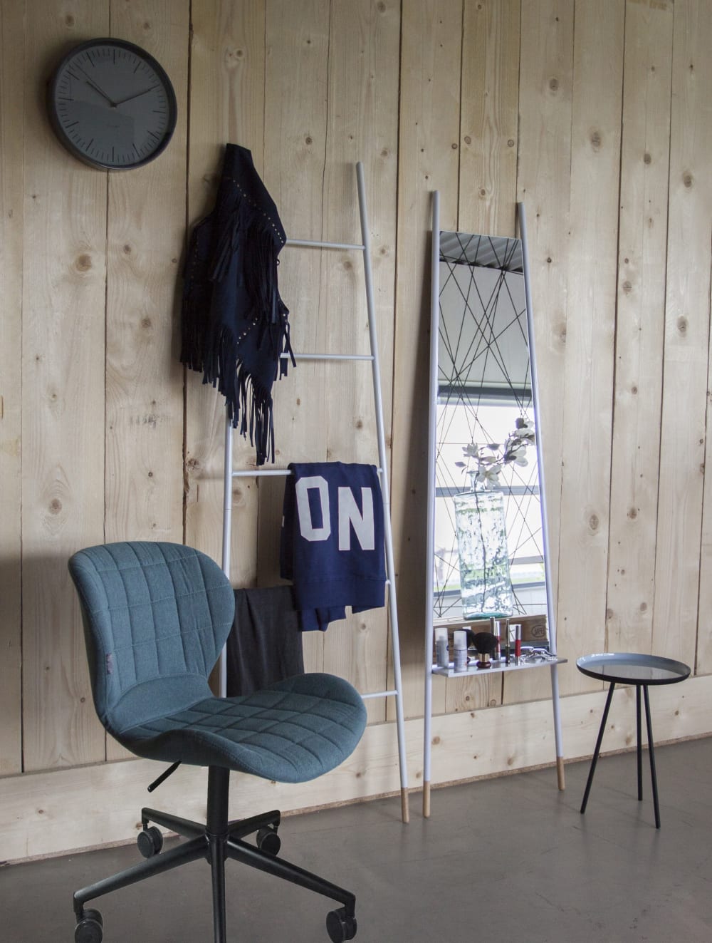 Chaise de bureau Zuiver OMG bleue avec assise matelassée et piètement noir — vue 2