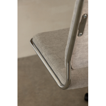 Chaise de bureau Veiga Sklum en tissu gris clair avec roulettes et dossier rembourré — vue 3