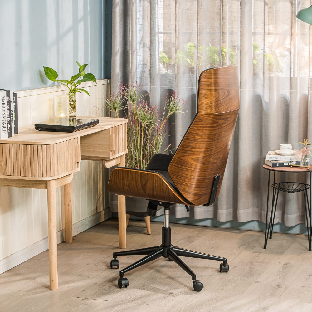 Chaise de bureau Nordlys en bois avec assise en simili noir — vue 3