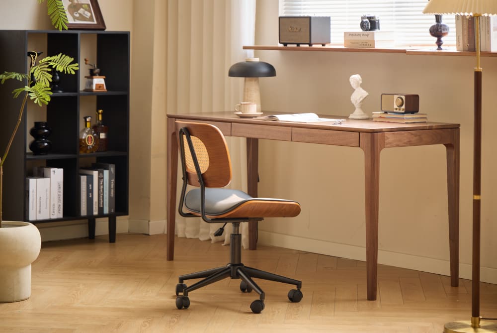 Chaise de bureau Nordlys HERNING noire avec dossier en cannage et pieds métalliques — vue 3