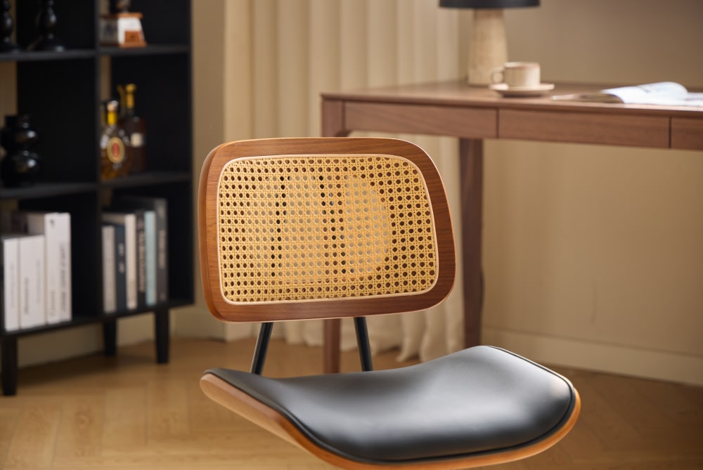 Chaise de bureau Nordlys HERNING noire avec dossier en cannage et pieds métalliques — vue 4