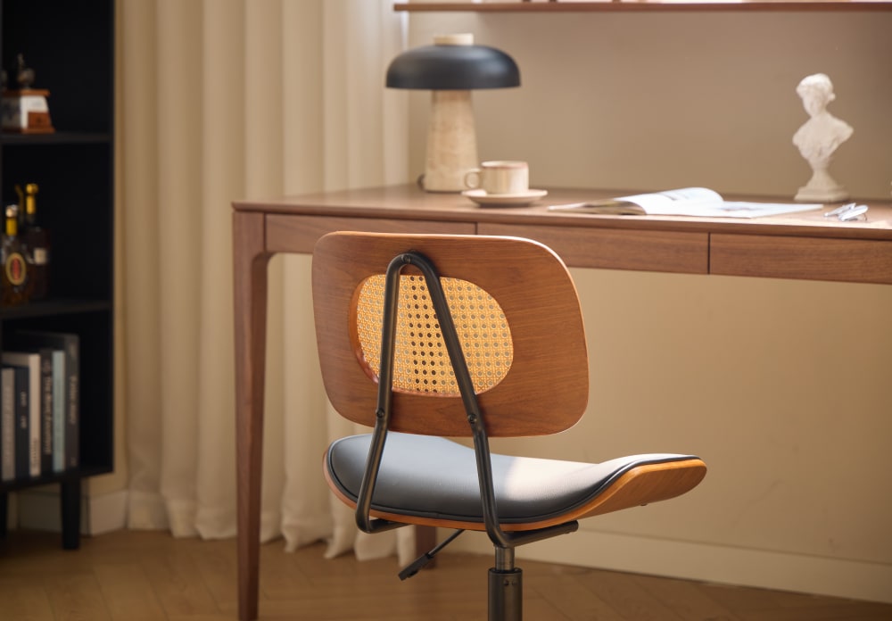 Chaise de bureau Nordlys HERNING noire avec dossier en cannage et pieds métalliques — vue 6