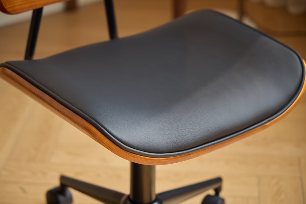 Chaise de bureau Nordlys HERNING noire avec dossier en cannage et pieds métalliques — vue 10