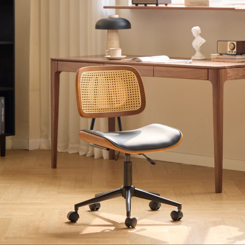 Chaise de bureau Nordlys HERNING noire avec dossier en cannage et pieds métalliques