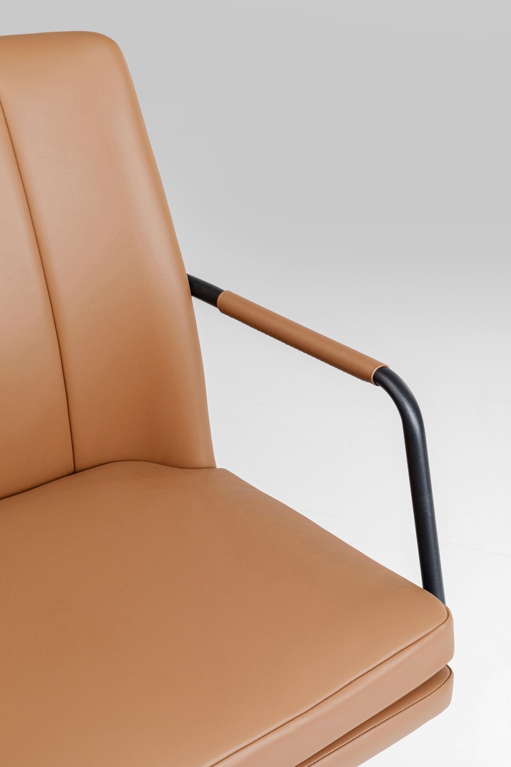 chaise de bureau Kare Design marron avec accoudoirs fins et piétement à roulettes — vue 4