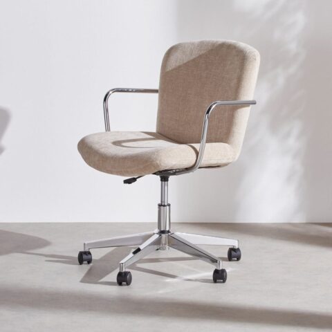 Chaise OLSON Maisons du Monde beige à roulettes avec revêtement en tissu
