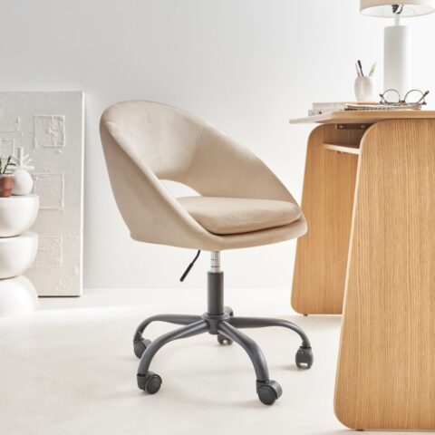 Chaise de bureau sweeek Pam en velours, dossier creusé et piètement noir à roulettes