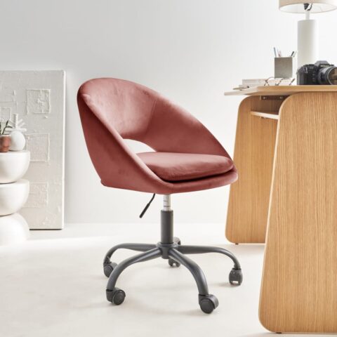 Chaise de bureau sweeek Pam en velours vieux rose avec piétement à roulettes