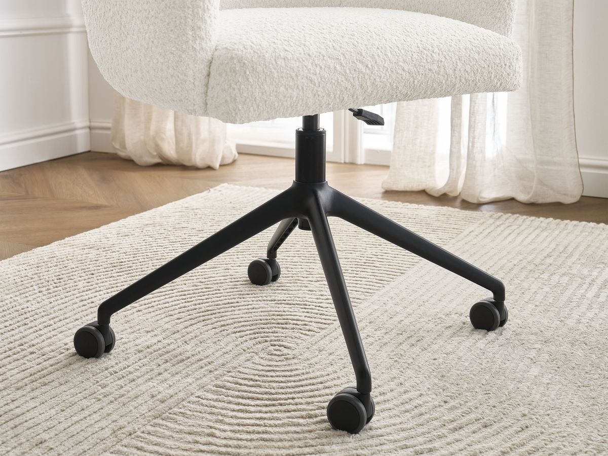 La chaise de bureau BOBOCHIC SOPHIE en bouclette blanche, avec roulettes et accoudoirs — vue 12