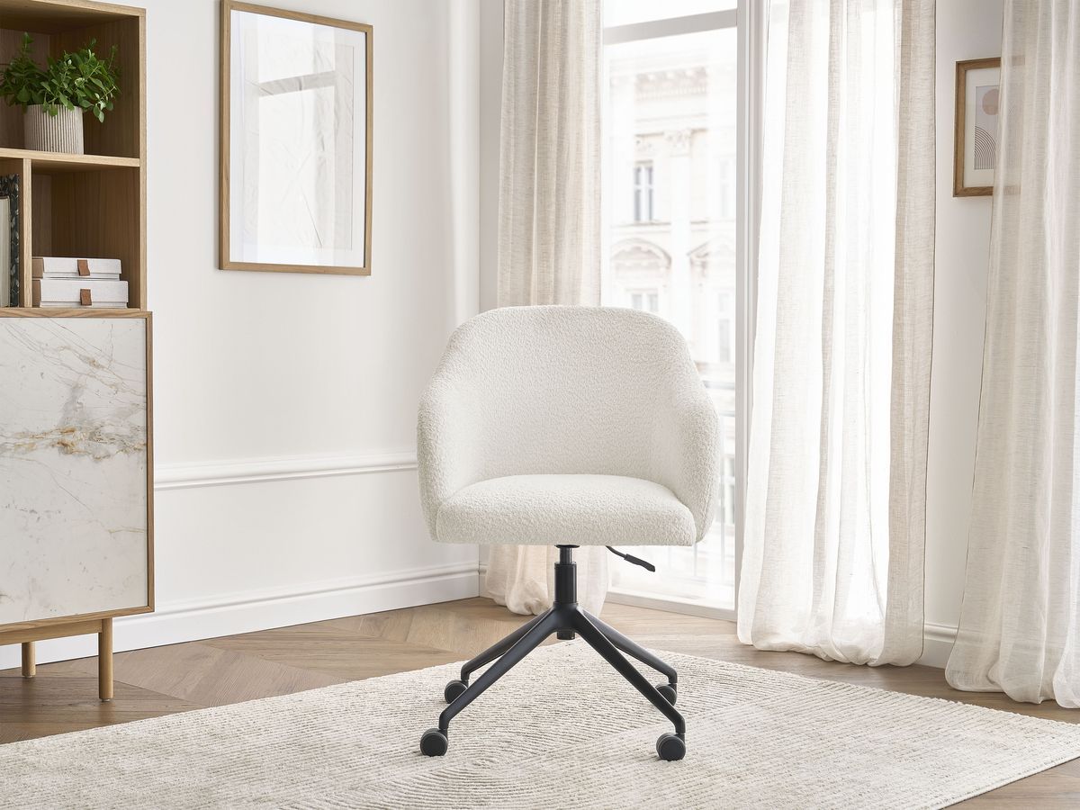 La chaise de bureau BOBOCHIC SOPHIE en bouclette blanche, avec roulettes et accoudoirs — vue 3