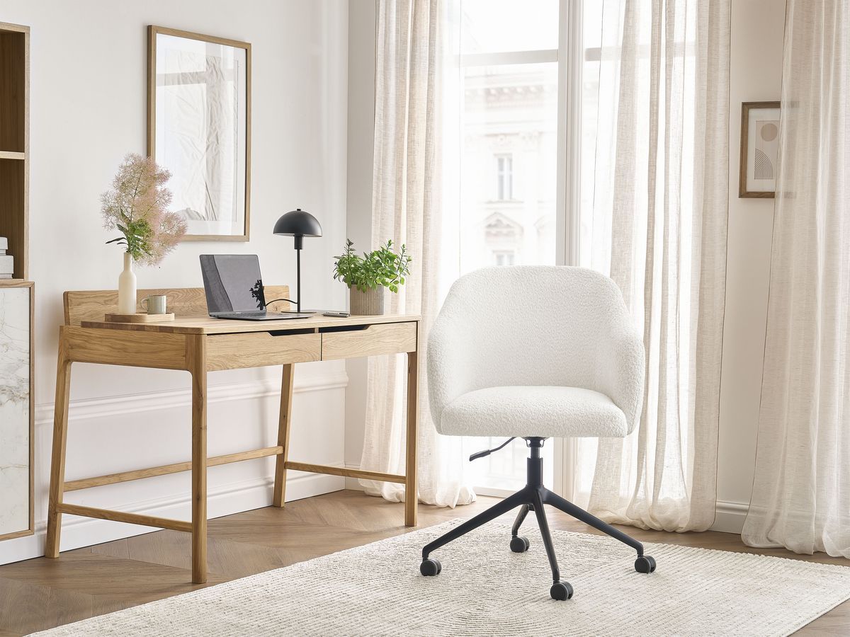 La chaise de bureau BOBOCHIC SOPHIE en bouclette blanche, avec roulettes et accoudoirs