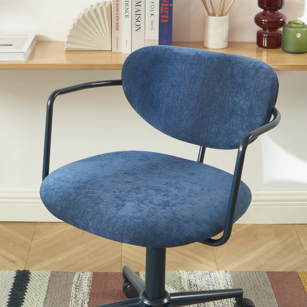 Chaise de bureau Pantone en tissu bleu nuit avec assise rembourrée et roulettes — vue 4