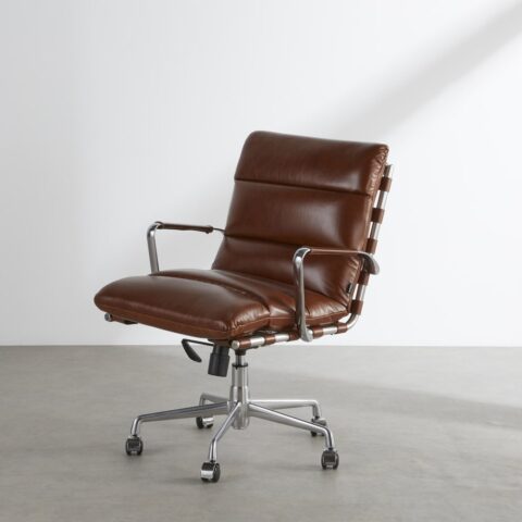 Fauteuil SIGMUND Maisons du Monde marron en cuir matelassé à roulettes