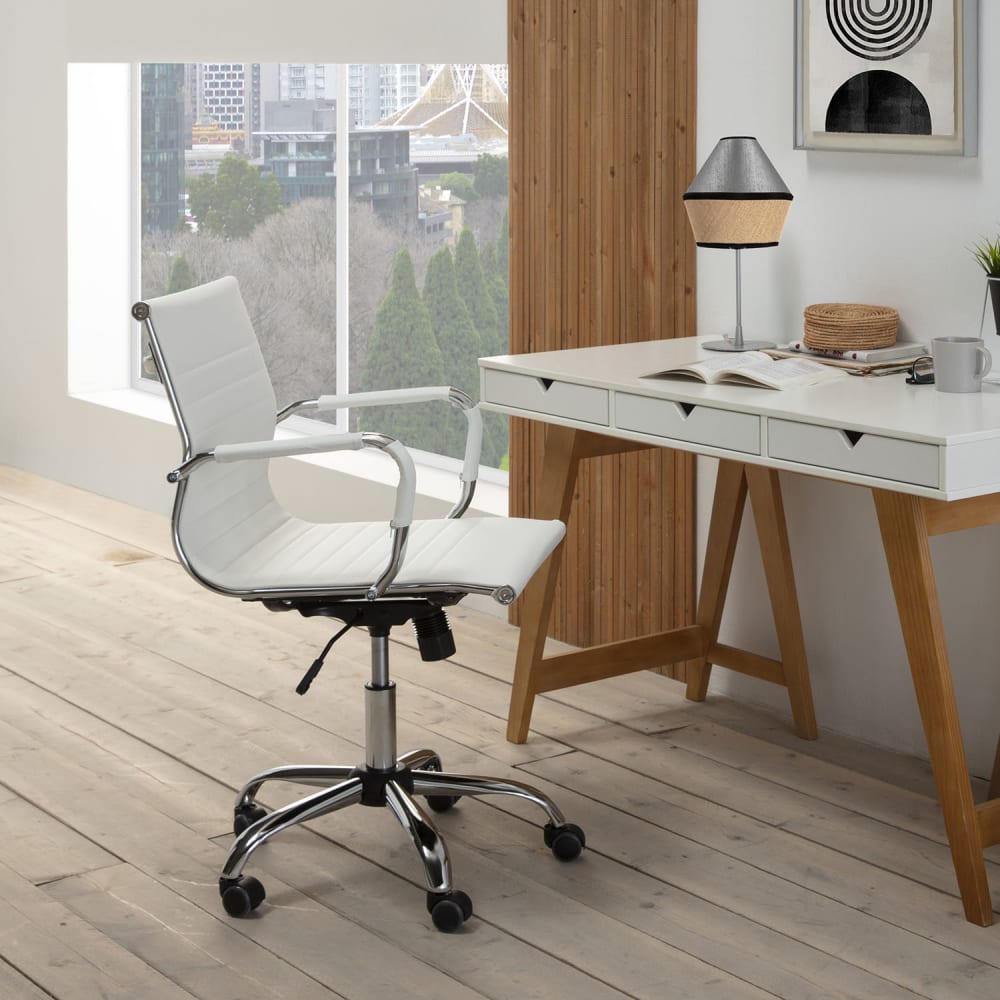 Fauteuil de bureau HOMN CROMA blanc avec accoudoirs rembourrés et base argentée — vue 2