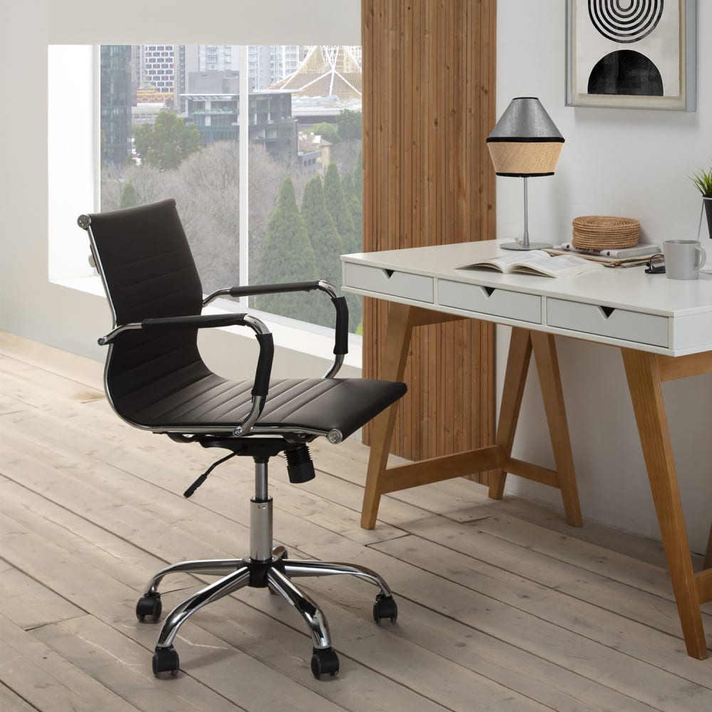 Fauteuil de bureau HOMN CROMA noir avec accoudoirs rembourrés et base argentée — vue 2